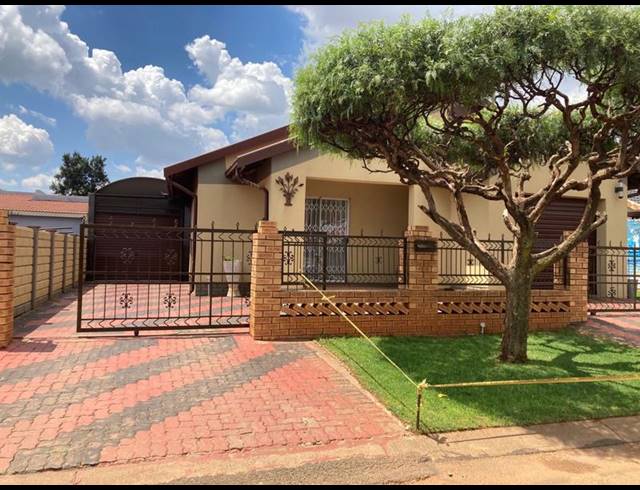 3 BEDROOM HOUSE FOR SALE IN SEBOKENG ZONE 12
